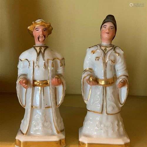 Paire de petites statuettes flacons en porcelaine polychrome...