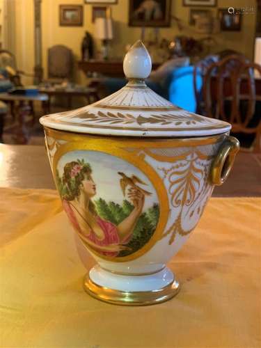 Pot en porcelaine blanche à décor doré de palmettes orné de ...