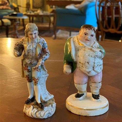 Deux personnages en porcelaine polychrome et dorée représent...