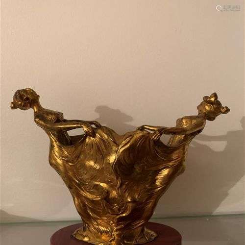 Coupe en bronze doré et ciselé représentant deux femmes tena...