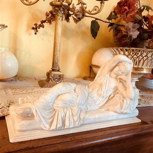 Statuette en marbre blanc représentant une femme drapée à l'...