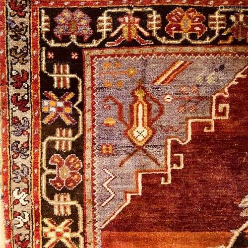 Petit tapis d'Orient à fond marron à décor stylisé (usures) ...