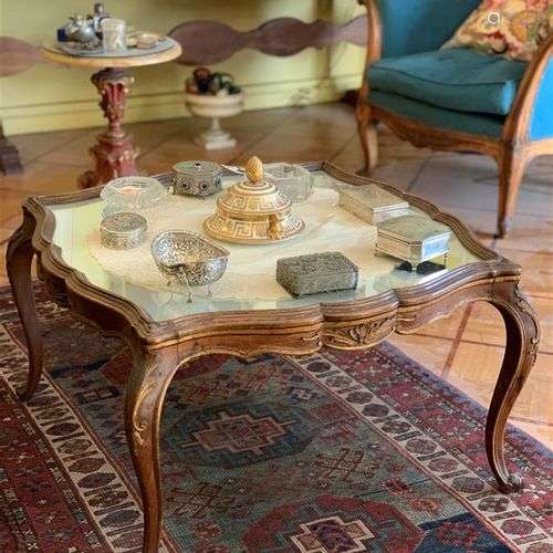 Table basse en bois naturel mouluré et sculpté de feuillages...