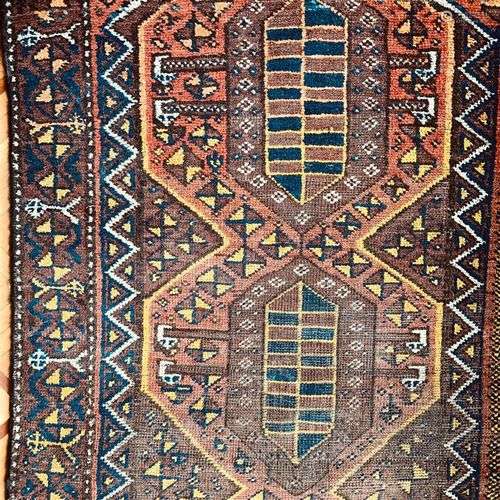 Petit tapis d'Orient à décor de trois motifs, fond marron et...
