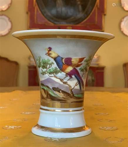 Coupe évasée en porcelaine blanche à décor polychrome et dor...