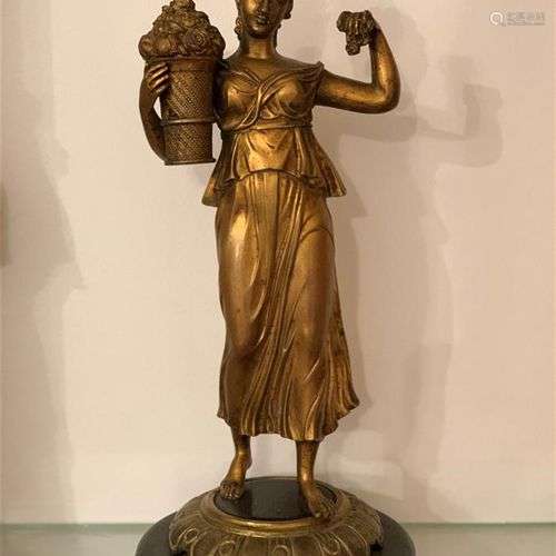 Statuette en bronze doré représentant une femme vêtue à l'An...