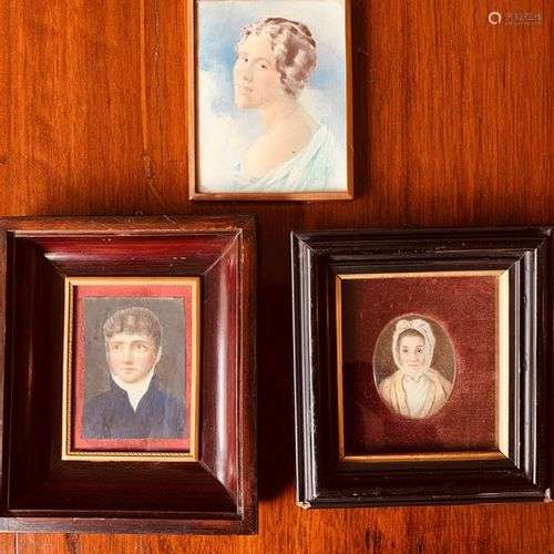 Trois miniatures représentant une femme, un homme à la veste...