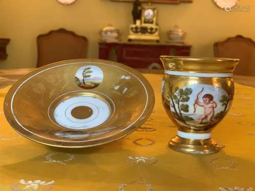 Tasse et sa sous-tasse en porcelaine polychrome et dorée à d...