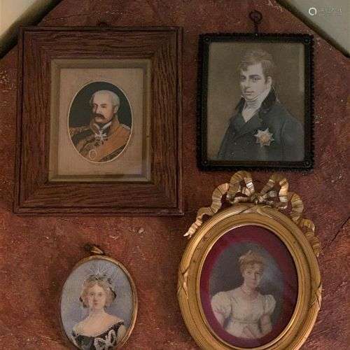 Lot de quatre miniatures représentant deux portraits de femm...