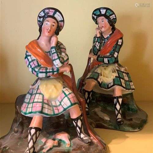 Deux petites statuettes en porcelaine polychrome et dorée re...