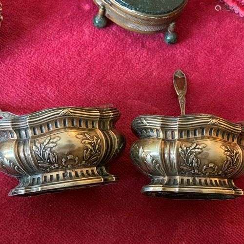 Paire de salières en argent de forme mouvementée à décor de ...