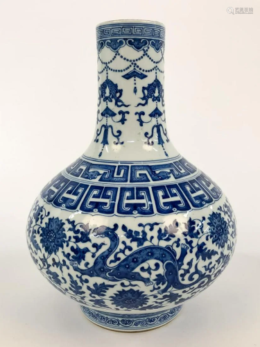 CHINESE QING-STYLE BLUE AND WHITE TIANQIUPING VASE