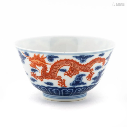 CHINESE BLUE & WHITE CUP WITH IRON-RED DRAGONS