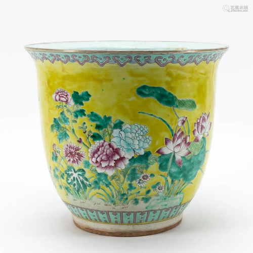 CHINESE FAMILLE JAUNE FLORAL PORCELAIN PLANTER