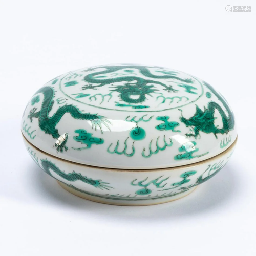 FAMILLE VERTE DRAGON MOTIF ROUND LIDDED BOX