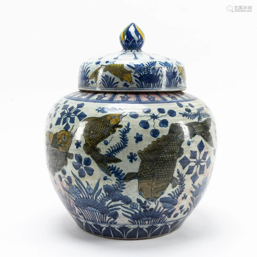 CHINESE MING-STYLE WUCAI LIDDED FISH JAR