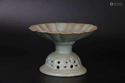 A Ru Kiln Hollow Chrysanthemum Porcelain Cup Holder