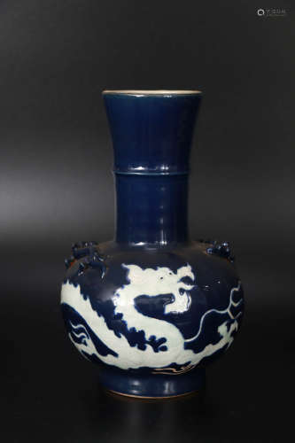 A Blue And White Dragon Pattern Procelain Bottle