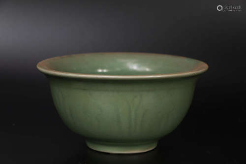 A Longquan Kiln Lotus Petal Porcelain Bowl