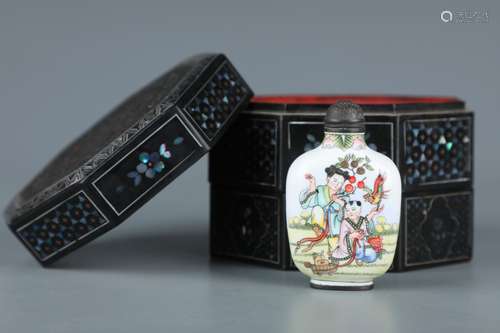 A Diao Chan Snuff Bottle With Box