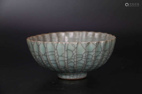 A Ge Kiln Chrysanthemum Porcelain Bowl