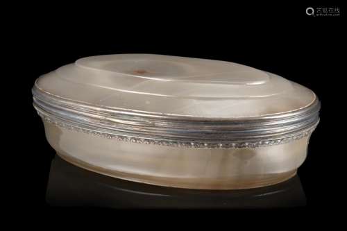 An agate box with silver mounts (cm 12,4x7,7x3,8 ca) (defect...