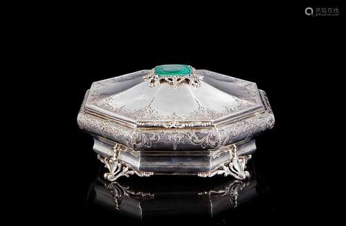 A silver snuff box decorated with floral patterns and malach...