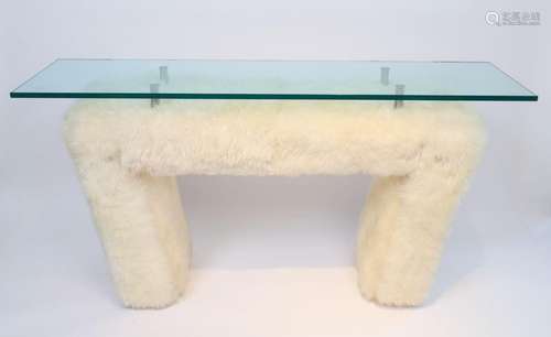 Console contemporaine Recouverte de peau de mouton naturelle...