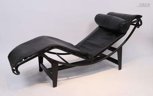 Chaise longue modèle de Charlotte Perriand (1903-1999) pour ...