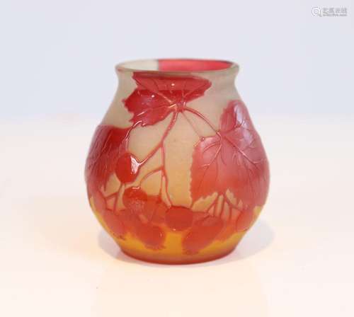 Vase Gallé Petit vase rond dans les teintes rouge orangés, d...