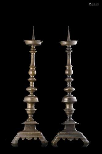 A pair of 17th-century handle holder in brass with tripod ba...