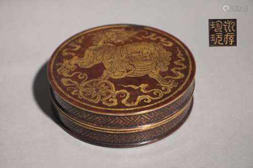 明 精鑄銅胎鎏金獅子繡球紋蓋盒