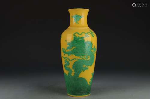 清康熙 黃釉雕刻綠龍觀音瓶
