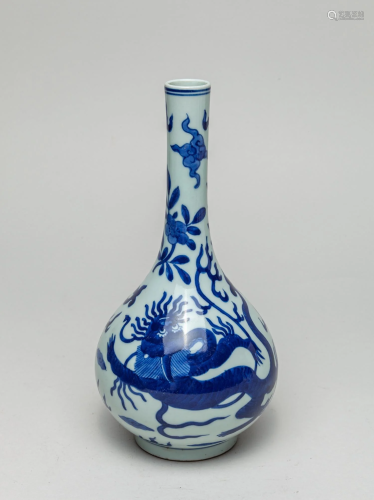 Important Chinese Dark Blue White Porcelain Vase