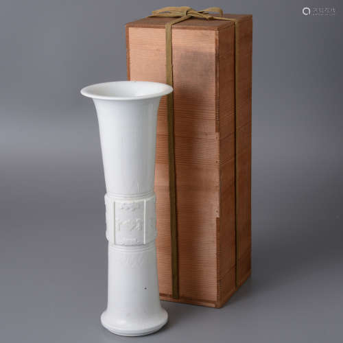 白瓷尊式花瓶