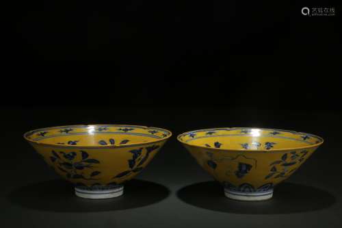 A Pair of Yellow-Glazed Blue-and-white Bowls