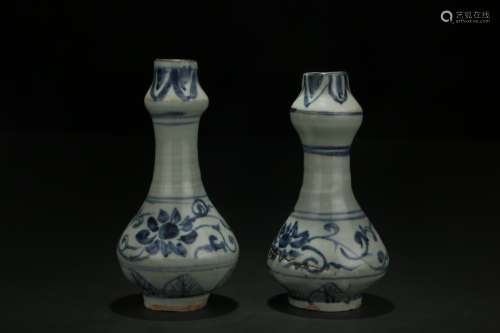 A Pair of Blue-and-white Garlic-head-shaped Vase