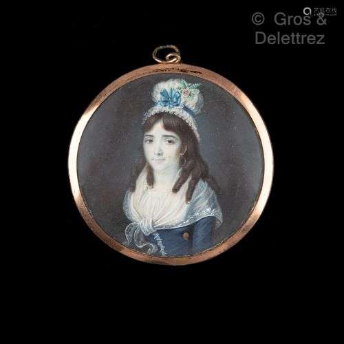 Miniature ronde figurant une femme au châle et à la cocarde ...