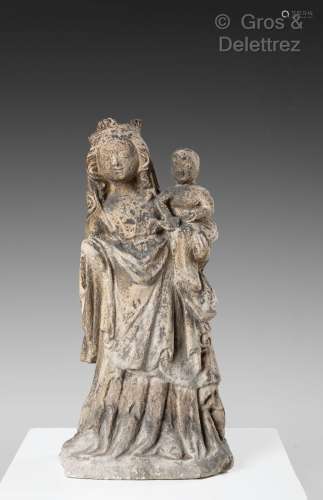 Vierge à l’Enfant en pierre calcaire sculptée. Debout, tenan...