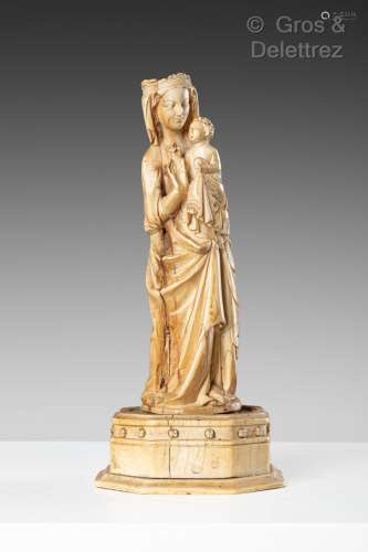 Vierge à l’Enfant en ivoire sculpté en ronde-bosse. XIXe siè...