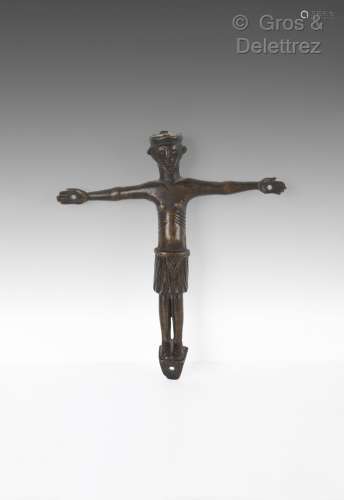 Christ en bronze, tête de forme triangulaire encadrée par un...