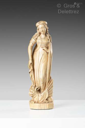 Sainte Marguerite en ivoire sculpté en ronde-bosse. XIXe siè...