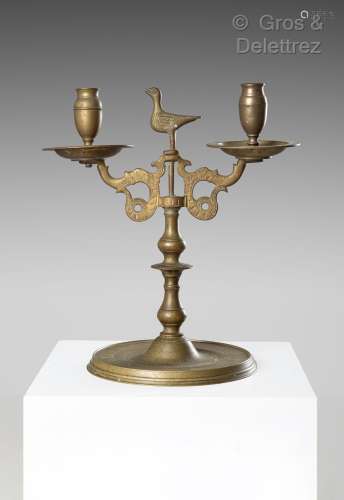 Deux chandeliers en bronze, à deux bras de lumière, base cir...