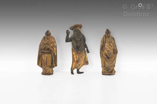 Trois figures d’applique en bronze doré, fonte creuse, une r...
