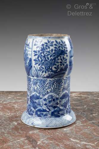 CHINE Base de vase en porcelaine moulée blanche décorée en b...