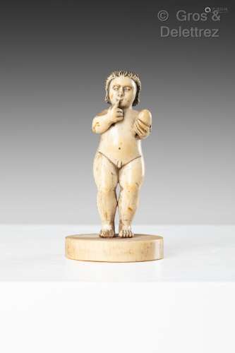 Enfant Jésus en ivoire sculpté en ronde-bosse. Indo-Portugai...