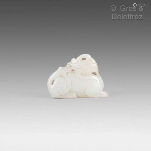 Pendentif en jade blanc, représentant un qilin. Chine, XXe s...