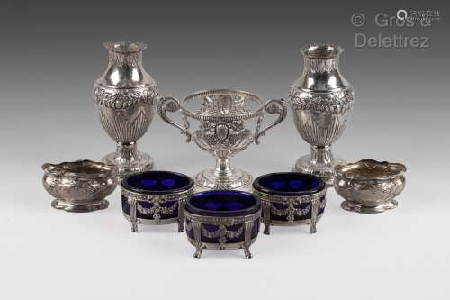 Lot en argent : - Paire de petits vases balustre en argent é...