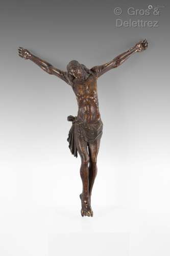 Christ en bois sculpté et patiné. Tête inclinée sur l’épaule...