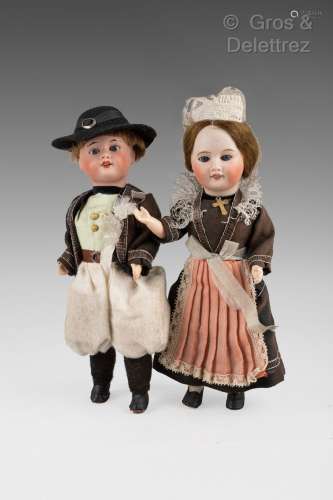 Breton et Bretonne, deux poupées à tête en porcelaine portan...
